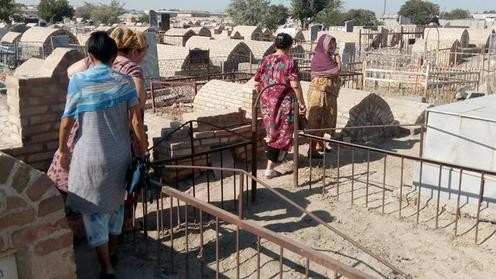 В Бухаре бюджетников и солдат отправили на кладбище ухаживать за могилами.